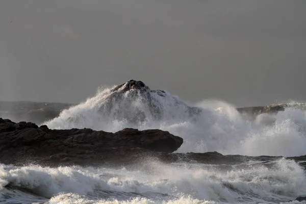 Μεγάλα Θυελλώδη Κύματα Πάνω Από Γκρεμούς — Φωτογραφία Αρχείου