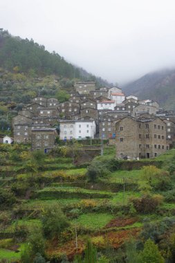 Piodao, Portekiz 'in sisli bir sabahında eski bir şist dağ köyü..