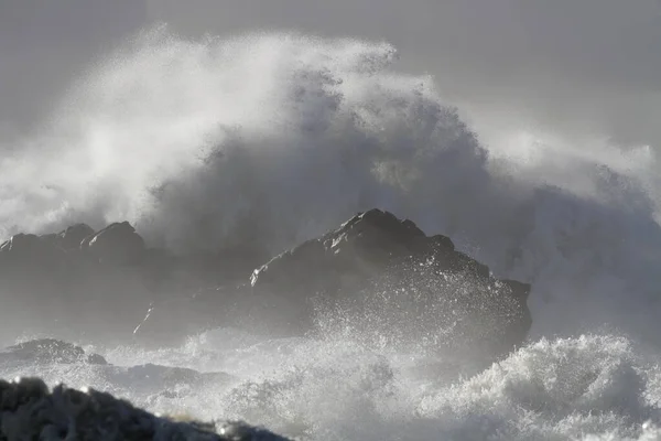 Tempestade Costa Apreende Grande Onda Quebrando Rochas Penhascos Vendo Respingo — Fotografia de Stock