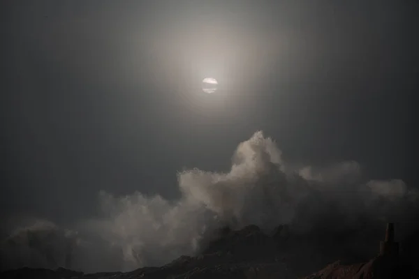 満月の夜の曇りで危険な大きな海の波のスプラッシュ — ストック写真