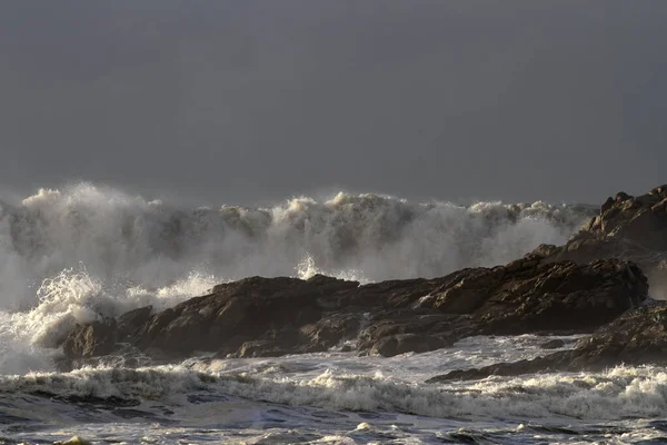 在暴风雨的日子里海浪汹涌澎湃 — 图库照片
