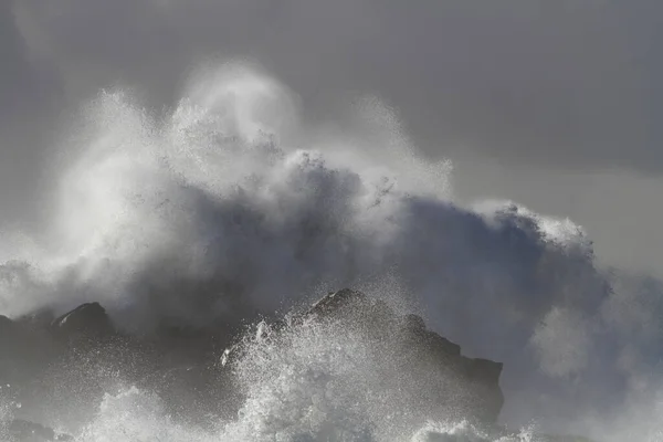 Große Stürmische Meereswellen Brechen Über Klippen — Stockfoto