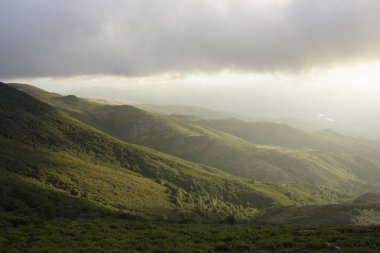 Güzel ışıklı bulutlu dağ katmanları, Portekiz.