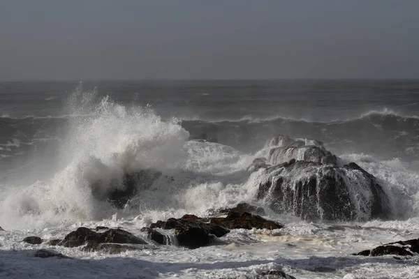 Καταιγίδα Στη Βόρεια Βραχώδη Ακτή Της Πορτογαλίας — Φωτογραφία Αρχείου