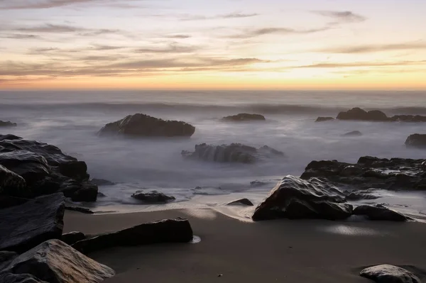 Crepúsculo Colorido Uma Praia Rochosa Durante Maré Baixa — Fotografia de Stock