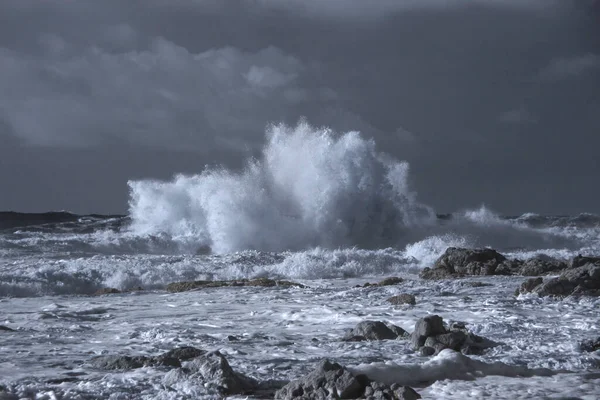 Playa Rocosa Durante Invierno Filtro Infrarrojo Usado —  Fotos de Stock