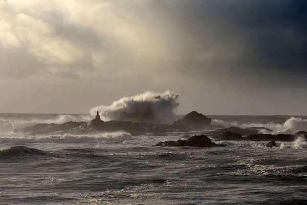해안에 몰아치는 폭풍은 바위와 절벽을 넘침에 부서지는 파도를 보았다 — 스톡 사진