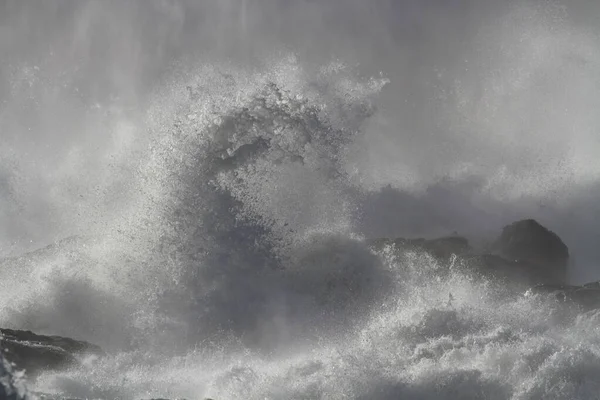 Ondas Tempestuosas Salpicam Perto Costa Norte Portugal — Fotografia de Stock