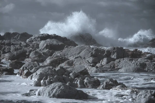 Βραχώδης Παραλία Χειμώνα Χρησιμοποιημένο Υπέρυθρο Φίλτρο — Φωτογραφία Αρχείου