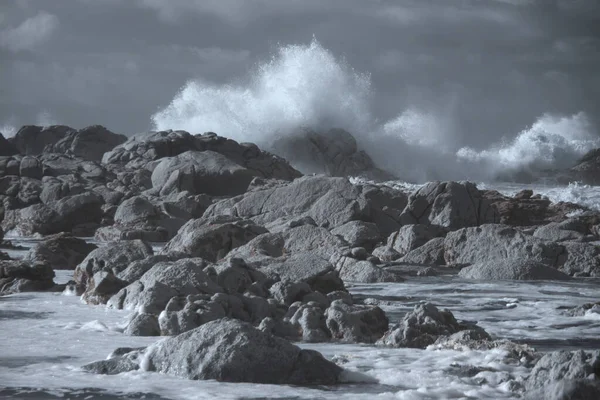 Praia Rochosa Durante Inverno Filtro Infravermelho Usado — Fotografia de Stock