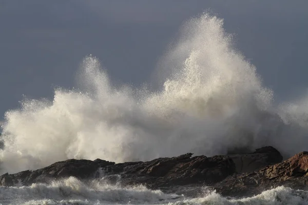 Tempestade Costa Onda Apreensão Quebrando Rochas Penhascos Vendo Grande Respingo — Fotografia de Stock