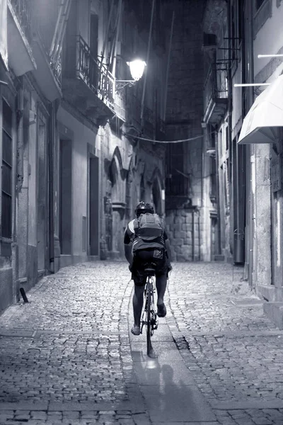 Fietser Rijden Een Oude Oporto Straat Nachts — Stockfoto