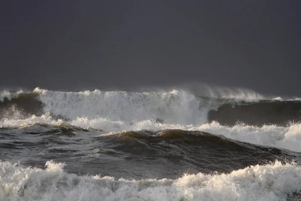 Grande Onda Mar Quebrando Com Spray Dia Tempestuoso — Fotografia de Stock