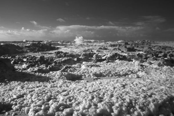 Скалистый Пляж Зимой Северу Португалии Используется Инфракрасный Фильтр Фокус Морскую — стоковое фото