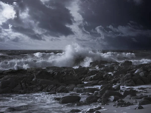 Playa Rocosa Durante Invierno Filtro Infrarrojo Usado —  Fotos de Stock