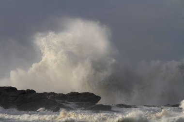 Büyük dalga sıçraması. Kuzey Portekiz kayalık kıyıları.