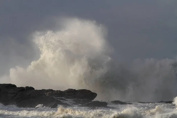 Une Grosse Vague Éclaboussante Côte Rocheuse Portugaise Nord — Photo