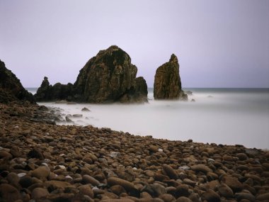 Geceleri Praia da Ursa 'da. Uzun pozlama. Sintra, Cascais, Portekiz. Amalog: 120mm film.