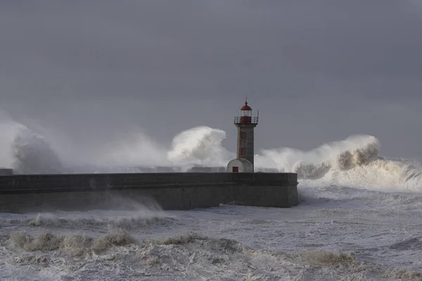 Storm Vid Dourofloden Mynning Gammal Ljuspunkt Och Brygga Porto Portugal — Stockfoto