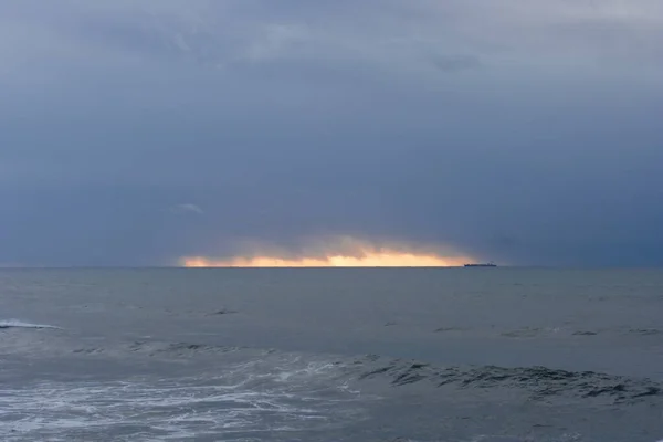 Schip Aan Horizon Een Regenachtige Zonsondergang — Stockfoto