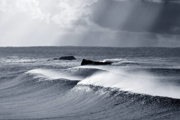 Grande Onda Tempestuosa Pouco Antes Pôr Sol Com Raios Sol — Fotografia de Stock