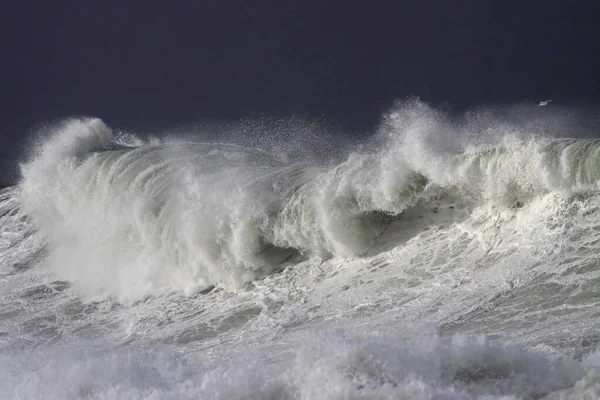 Tempestade Quebrando Onda Mar Contra Céu Escuro Costa Norte Portuguesa — Fotografia de Stock