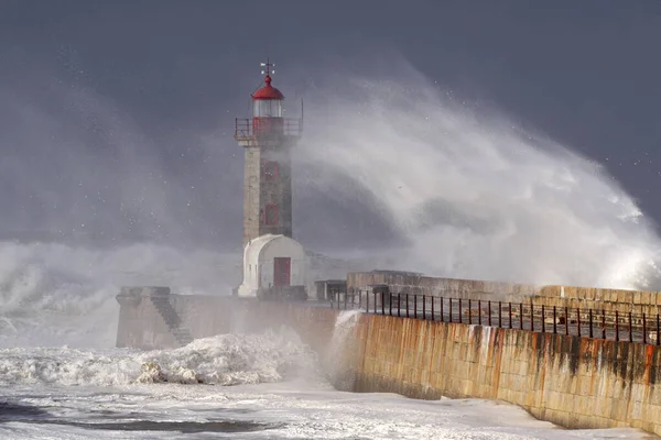 Kraftig Storm Douro Flodmynning Ser Blåsiga Vågor Spray Täcker Gamla — Stockfoto