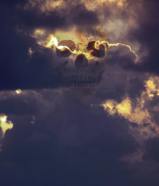 Фотокомпозиция Черепом Дырой Света Между Темными Грозовыми Облаками — стоковое фото