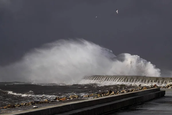 多罗河口的暴雨中 看到刮风的浪花在黑暗的雨天中洒满了码头 — 图库照片