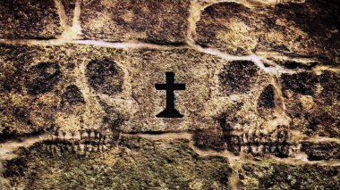 Eski duvarlı fotoğraf kompozisyonu, arzulanan siyah Hristiyan haçı ve kafatasları