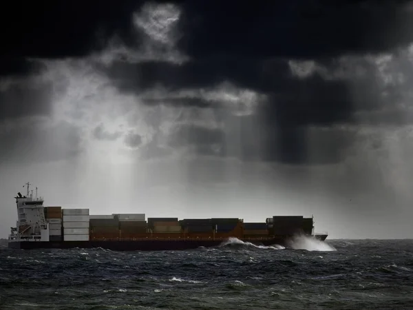 Navio Comercial Que Cruza Oceano Por Sol Tempestuoso Com Raios — Fotografia de Stock