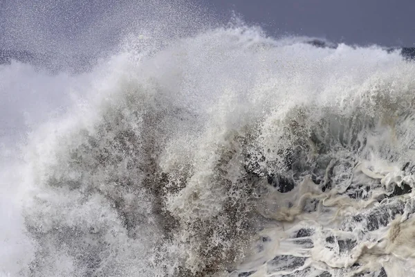 Grande Quebra Onda Tempestuosa Respingo Closeup — Fotografia de Stock