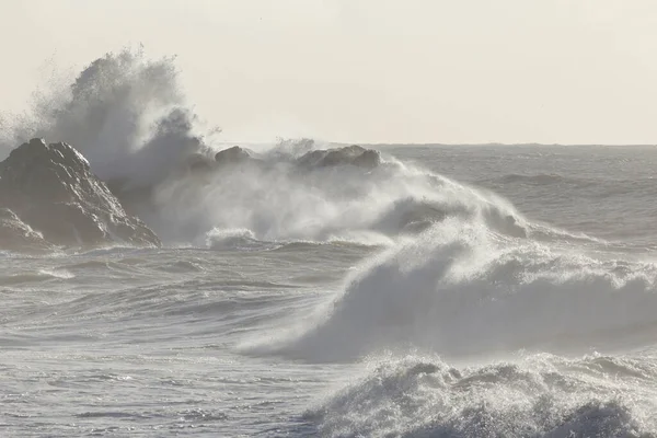 Grote Stormachtige Zee Golven Breken Rotsen — Stockfoto