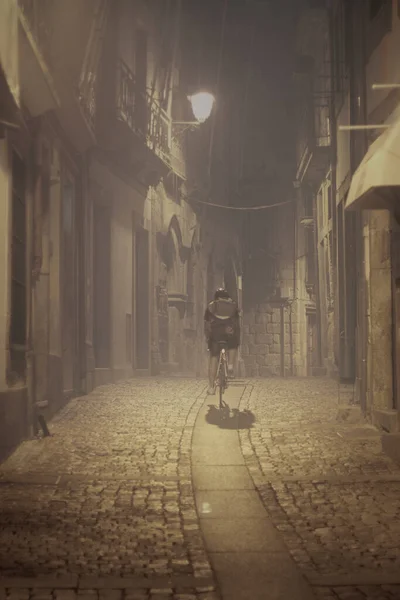 Fietser Rijden Een Oude Oporto Straat Een Typische Mistige Nacht — Stockfoto