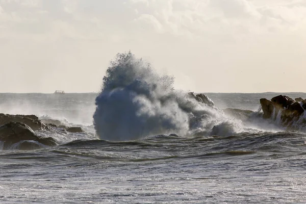 Μεγάλα Θυελλώδη Κύματα Πάνω Από Βράχους — Φωτογραφία Αρχείου