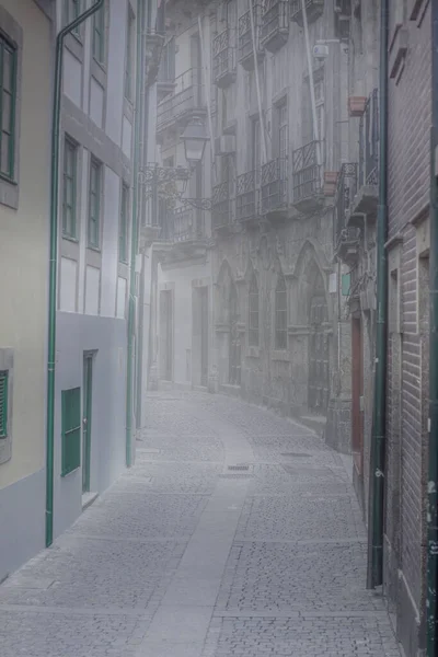 Oude Mistige Smalle Straat Van Porto Bij Dageraad Portugal — Stockfoto