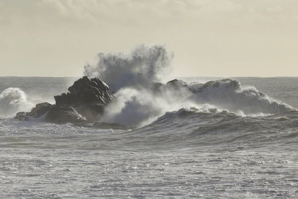 Stora Stormiga Havsvågor Bryter Över Klippor — Stockfoto