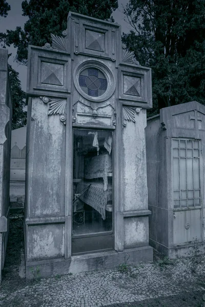 Tajemniczy Stary Europejski Cmentarz Widząc Trumny Zrujnowanym Rodzinnym Skarbcu — Zdjęcie stockowe