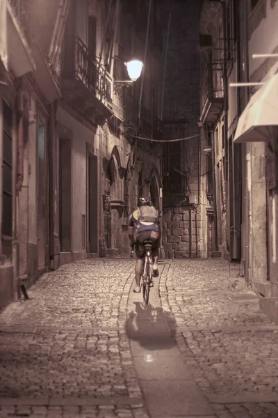 Régi Oporto Sikátor Látva Egy Byciclist Elhaladó — Stock Fotó