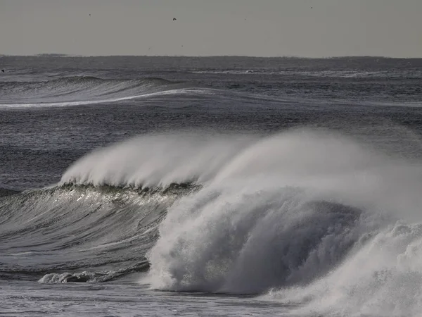 Große Brechende Welle Mit Windspray Der Nähe Des Hafens Von — Stockfoto