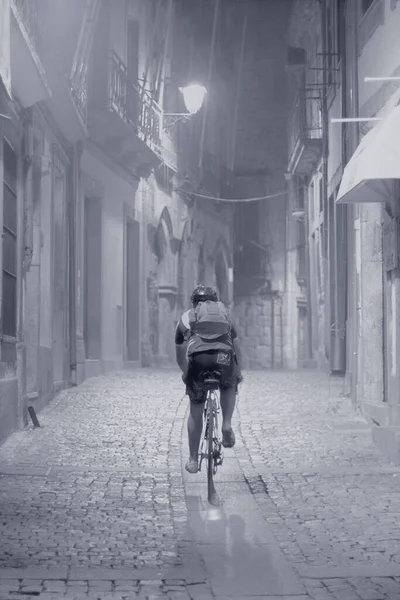 Fietser Rijden Een Oude Oporto Straat Een Typische Mistige Nacht — Stockfoto