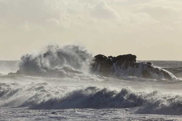 Grote Stormachtige Zee Golven Breken Rotsen — Stockfoto