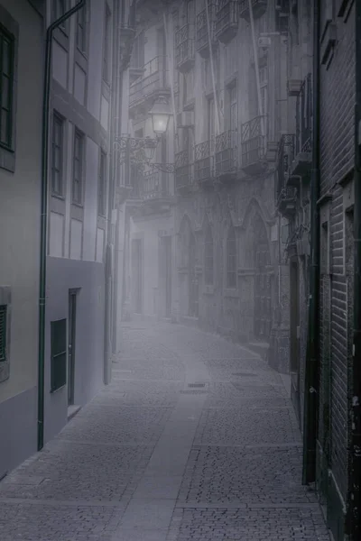 Antigua Calle Estrecha Brumosa Oporto Amanecer Portugal —  Fotos de Stock
