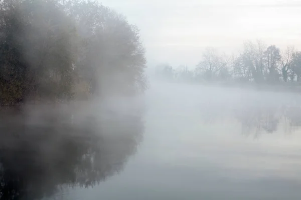 Curva Del Fiume Foggy All Alba Fiume Ave Nord Del — Foto Stock