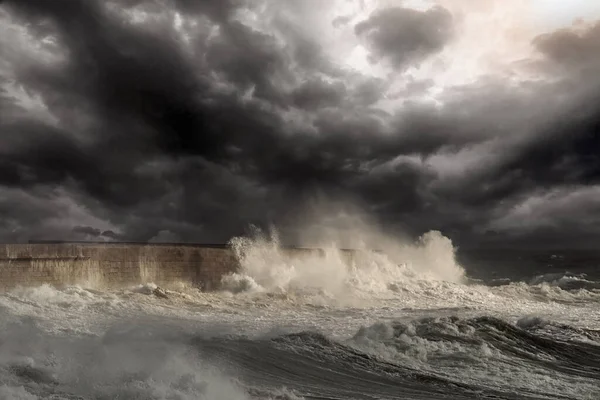 Cena Mar Dramática Com Grandes Ondas Brancas Chocar Contra Muralha — Fotografia de Stock