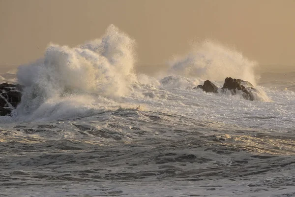 日落时波浪飞溅 北部葡萄牙狂妄自大的海岸 — 图库照片
