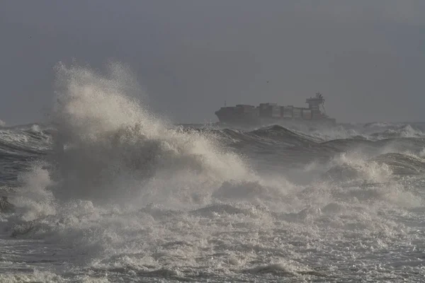 Navio Porta Contentores Atravessar Costa Portuguesa Num Dia Tempestuoso Focus — Fotografia de Stock