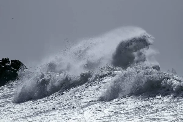 大浪在汹涌的海面上飞溅 深蓝色 — 图库照片