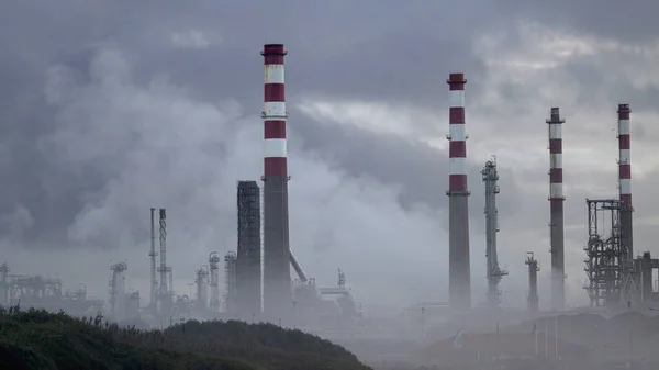 Część Wielkiej Rafinerii Ropy Naftowej Środku Chmur Smogu — Zdjęcie stockowe