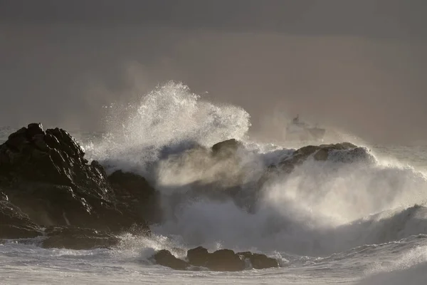 Burza Morska Zachodzie Słońca Północne Portugalskie Skaliste Wybrzeże — Zdjęcie stockowe
